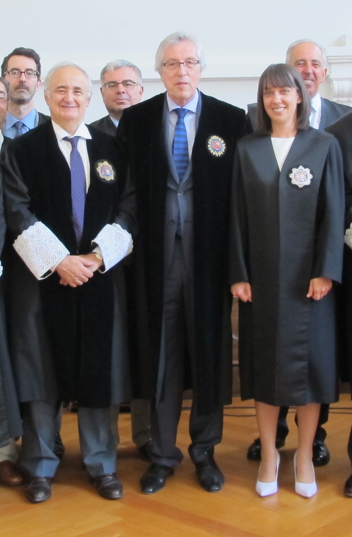 A nova xuíza, Cristina Bustabad, xunto ao presidente do TSXG e o da Audiencia